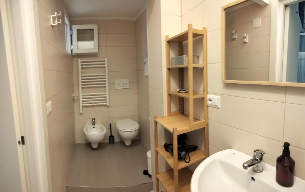 Meme Apartment Bari Luaran gambar